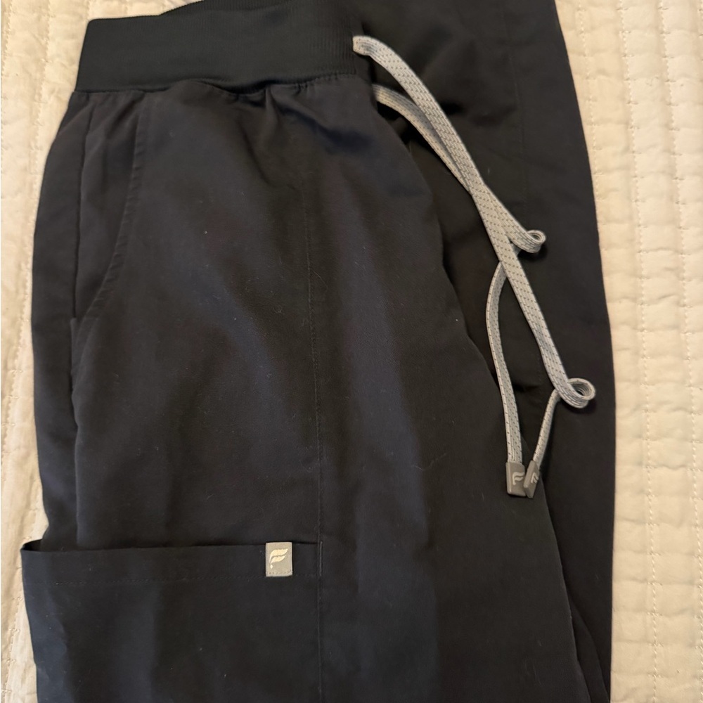 Fabletics Scrub Set - Picture 2 of 5